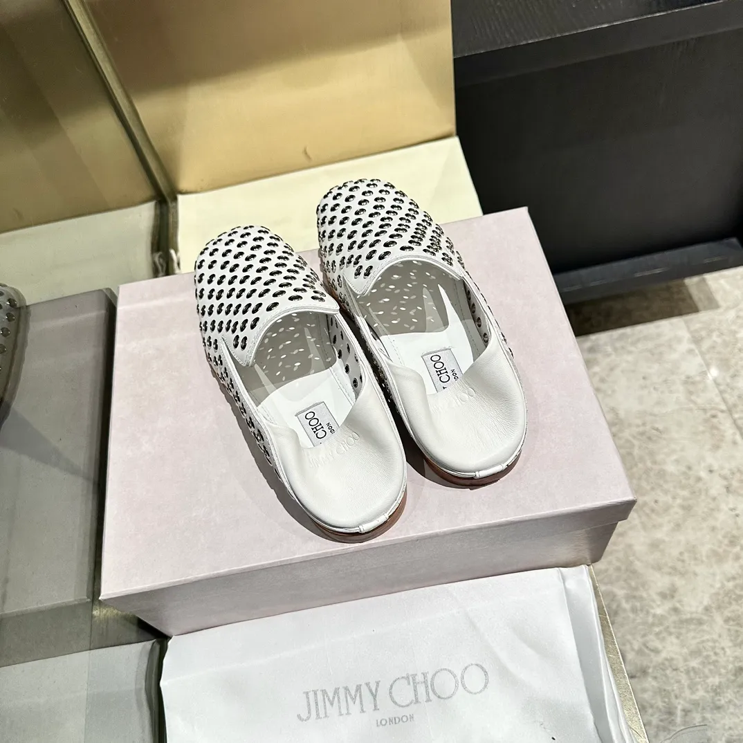 👟👟Ex-factory price 660👟👟 The new JIMMY CHOO, Loaf shoes, exclusive sale, rivet decoration design style is very unique, designed with the latest technology, strong three-dimensional effect👍Multiple technologies are integrated together, subverting fashion, super stylish! The combination is super beautiful. The original version is 1:1, versatile and trendy, both salty and sweet! Size: 35-40 Outsole: Leather outsole